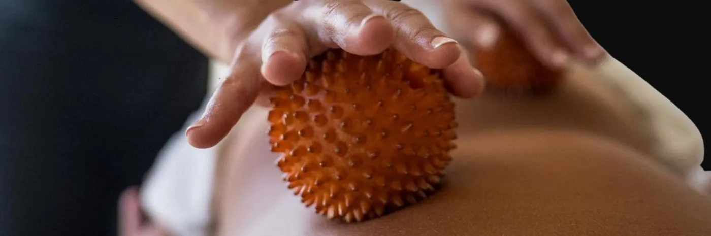 Masaje con pelotas de acupresión sobre la espalda